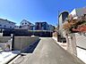 その他：比較的車通りの少ない道路に面し、小さなお子様との外出にも心強いですね。（2025年2月撮影）