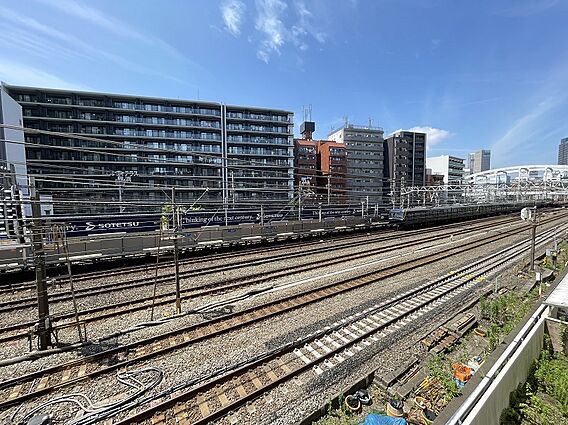 線路沿いに立地...