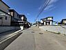 その他：前面道路は比較的車通りが少なく、小さなお子様のいるご家庭にも嬉しい住環境です。（2026年7月撮影）
