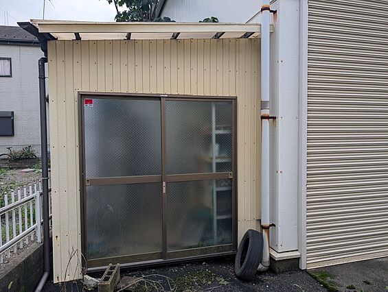 工場横物置き