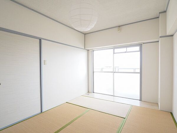 画像5:落ち着いた色調の和室の寝室です