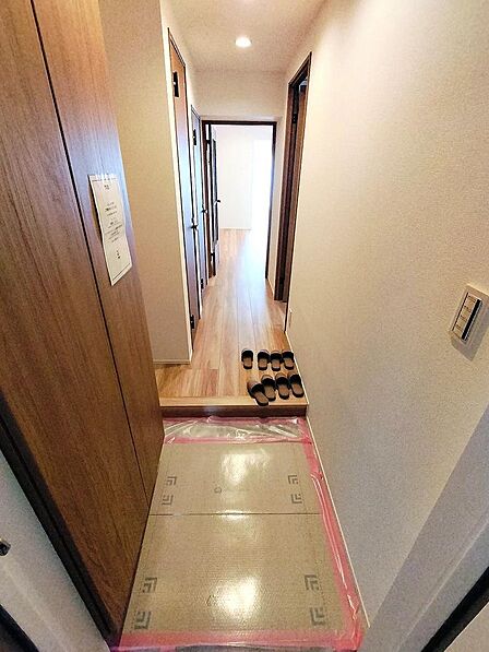 室内は新規フルリフォーム済です。玄関周りからしっかりと綺麗に仕上がっております。