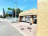 エントランス：エントランスはしっかりと整備された歩道に面していて、お隣はコンビニエンスストアになっています。