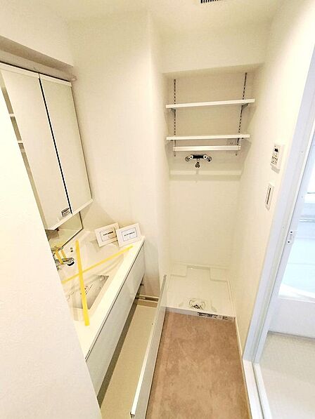 水廻りも全て新規交換しております。洗面化粧台も新しくなっております。洗濯機防止パンも新規交換済みです。