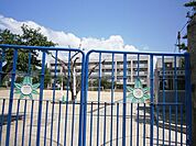 箕面小学校 279m