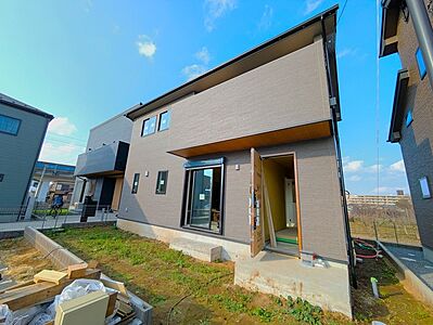 外観：開放的な立地、広々とした50坪超の敷地で戸建の醍醐味を味わいましょう！！お庭も広々です。バーベキューや家庭菜園、お子様のプールもできちゃいます。