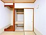 室内：和室収納です。お布団をしまうのに使えそうですね。