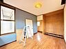 室内：【リフォーム中】2階東側洋室別角度の写真です。収納付きです。