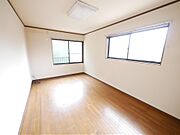 日差しがたっぷり差し込む洋室♪
