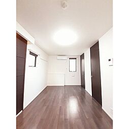 ル・プティシュ 101 1階ワンルームのリビング/ダイニング