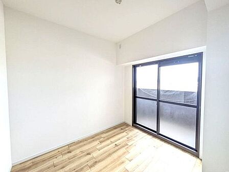 4.02帖の洋室こちらの部屋もバルコニーがあります