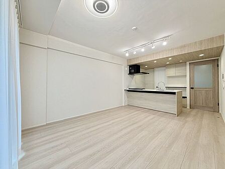 家具を設置しやすい長方形リビングです。