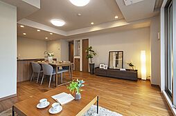 LDKには2つの収納が設置されています。ご家族共用の小物や、書類などの保管場所としても活用可能。物があふれがちなリビングスペースをすっきりとした状態に保つことができそうです。