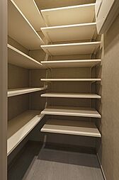 靴のまま出入りできる、SICを採用しています。ご家族分の靴やアウトドア用品、レイングッズなどが収納でき、玄関をすっきり保てます。可動棚なので、お好みの高さに調節できます。