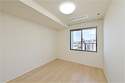 腰高窓のため壁面が多く、ベッドなどの家具を配置しやすいです。ウォークインクローゼットがあり、住空間を有効活用できます。(2026年1月 フローリング張替、クロス貼替、天井カセットエアコン交換 他)