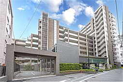 鉄筋コンクリート造地上13階建て、総戸数108戸の大規模マンションです。スーパーまで徒歩2分、コンビニまで徒歩1分。日頃のお買い物に利用しやすい施設が身近に揃っています。