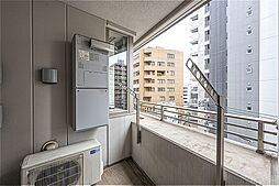 西向きのバルコニーには物干し金物が設置されています。外の風を感じながらほっと一息つける空間です。