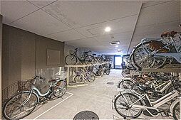 自転車の転倒リスクを軽減できる、ラック付きの駐輪場です。空き状況など詳細はお問い合わせください。