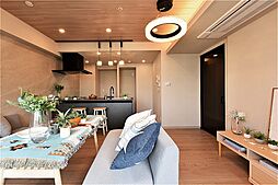 ダークカラーのキッチンや建具が空間にアクセントを添えています。お好みの家具を配置してインテリアを楽しめます。