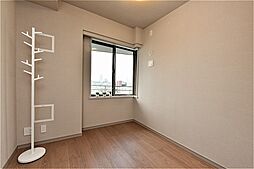 約4.4帖の洋室。子ども部屋や趣味部屋、テレワーク室など、多目的に使いやすい広さです。