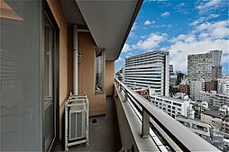 全居室に面した7.97?のバルコニー。11階部分のため通行人の視線が気になりにくく、プライバシーが保たれやすいです。