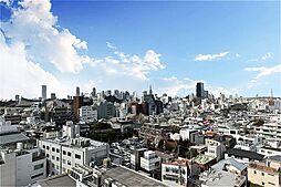 渋谷エリアならではの都会的な街並みを望めます。天気のよい日には、爽やかな青空を楽しめそうです。※眺望は将来に渡って保証するものではありません。
