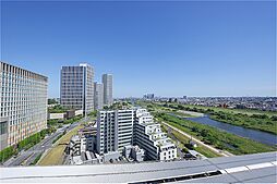 バルコニーから多摩川を一望することができます。在宅ワークや家事の合間などにバルコニーに出て、気軽にリフレッシュできそうです。※眺望は将来に渡って保証するものではありません。