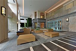 大きな窓から、自然光がたっぷりと注ぎ込む、明るく広々としたロビーです。敷地内のところどころに植栽を設けているので、周囲をお散歩するだけで、ちょっとした良い息抜きになりそうです。