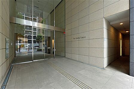 エントランスは段差が少なく、ベビーカーや大きな荷物を持っていても移動がスムーズにできます。24時間有人管理を行っています。