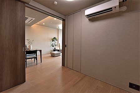 約4帖の洋室。お子様の遊び場や仕事部屋として活用できます。来客の際は引き戸を閉めて、プライバシーを守ることができます。収納付きです。