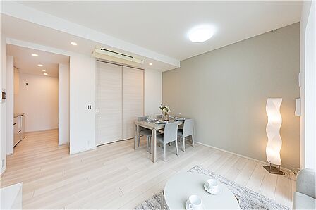 明るい色調のフローリングに、パステルカラーのアクセントクロスを採用した、シンプルな内装デザイン。ナチュラルテイストや北欧テイストなど、お好みでお部屋をカスタマイズできます。