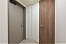 玄関：SIC付きの玄関です。来客時にも居住スペースが見えづらく、プライバシーを保ちやすい設計です。洗面所は玄関からLDKへの動線上に配置しており、帰宅時の手洗いもスムーズに行えます。
