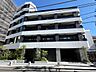 外観：マンションの向かいに「東急ストア不動前店」があります(約10m)。周囲に商業施設が点在しており、お買い物にも便利な住環境です。