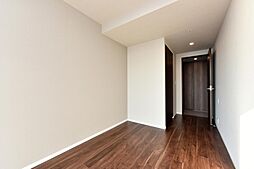 【洋室(約6.0帖)】ゲストルームやワーキングスペース、趣味の部屋など、ライフスタイルに応じてマルチに活用できる洋室です。