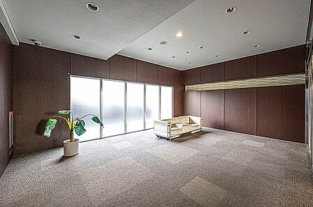 【エントランス】落ち着いたインテリアでまとめられた、エントランスです。ソファーが配置されています。待ち合わせの際などに、利用することができます。