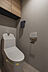 トイレ：【トイレ】温水洗浄便座付きのトイレです。寒い時期でも温かな便座で快適に使うことができます。上部にはトイレットペーパーなどを収納できる吊り戸棚があります。