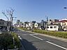 周辺：【前面道路含む現地写真】北東側前面道路の幅員は約29.0m、間口は約7.9mです。「ゆりのき橋通り」に面しています。