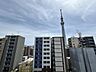 その他：【住戸からの眺望写真】地上11階建の9階部分に位置します。バルコニーからは、空にそびえたつ東京スカイツリーを望むことができます。※眺望は将来に渡って保証するものではありません。