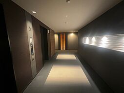 【エレベーターホール】内廊下を採用しています。天気の悪い日にも濡れずに玄関まで移動できます。外部から玄関内が見えないので、プライバシーを守ることができます。