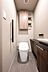トイレ：【トイレ】節水型タンクレストイレが採用されています。上部には収納棚が設置されており、トイレットペーパーや掃除用品を収納することができます。