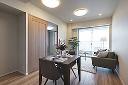 CAPITAL GATE PLACE THE TOWER 2LDKのリビング/ダイニング