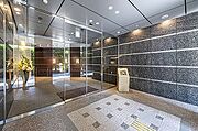 マンションのエントランスはオートロックで管理されています。室内からTVモニター付きインターホンで来客を確認することができ、防犯面にも配慮されています。