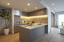 【キッチン/約5.2帖】ご家族やゲストとの会話を楽しみながら調理できる、対面式キッチン。食洗機やディスポーザーなど機能的な設備付きです。