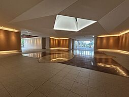 【エントランス】カフェラウンジ&パーティールーム、キッズルームなど、マンション敷地内の施設が充実しています(※一部有償)。詳しくはお気軽にお問合せください。