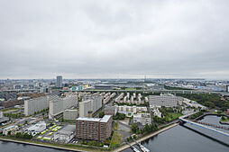 【住戸からの眺望写真】地上42階、地下2階建の31階部分に位置します。高層階ならではの開放的な眺めが広がります。