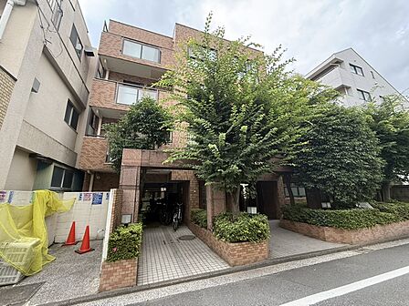 【ライオンズマンション三鷹関前】RC造マンション、1階部分の角住戸です。JR中央線「三鷹」駅まで徒歩15分の立地。「新宿」駅や「東京」駅まで直通で行けるので、通勤やお出かけに便利です。