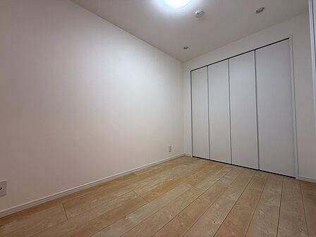 【約5.1帖洋室】南西向きバルコニーに面しているので、明るい陽光が入り込みます。布団を干す際もスムーズです。