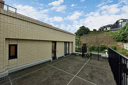 【ルーフバルコニー】37.48?のルーフバルコニー付きです。椅子やテーブルを設置してお茶をしたり、お子様やペットと遊んだりとご家族のプライベート空間として特別な思い出を作れそうです。
