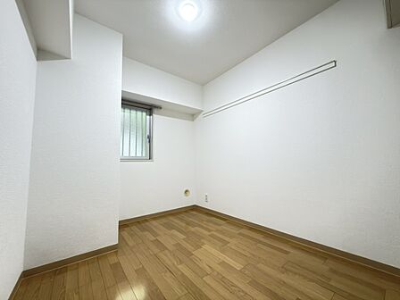 【サービスルーム/約4.8帖】大容量の収納スペースとしてはもちろん、書斎やワークスペースなど、ライフスタイルに合わせて活用できます。