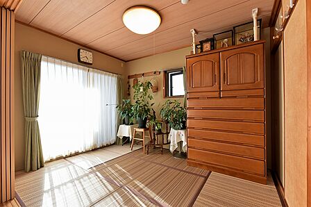 バルコニーに面した風通しの良い和室は引き戸を閉めれば独立した居室に。ご家族に合わせてお使いいただけます。